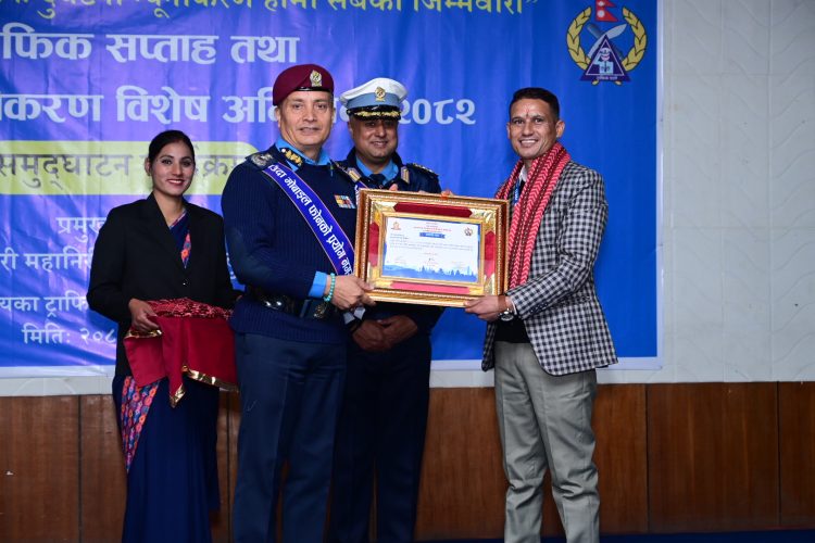 ट्राफिक सप्ताहका अवसरमा रासस संवाददाता विष्ट सम्मानित