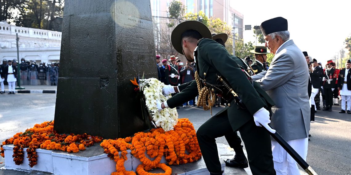 राष्ट्रपतिद्वारा राष्ट्र निर्माताको सालिकमा पुष्पहार अर्पण