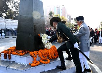 राष्ट्रपतिद्वारा राष्ट्र निर्माताको सालिकमा पुष्पहार अर्पण