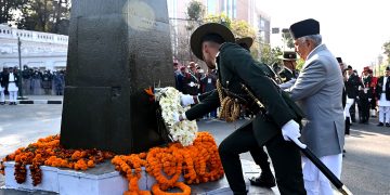 राष्ट्रपतिद्वारा राष्ट्र निर्माताको सालिकमा पुष्पहार अर्पण