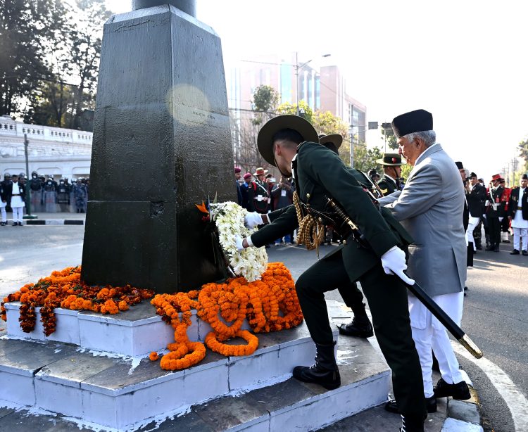 राष्ट्रपतिद्वारा राष्ट्र निर्माताको सालिकमा पुष्पहार अर्पण