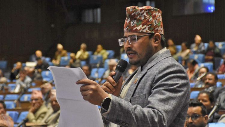 ‘म हिन्दु हुँ’ भन्ने देउवालाई ज्ञानेन्द्र शाहीको प्रश्न- हिन्दु राष्ट्र किन हटाइयो ?