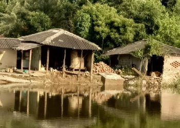 घर पोखरीमा भासिएपछि ५ सन्तानसहित एकल महिला पुष्‍पा देवीको उठिबास प्रअ र अध्यक्षलाई   सोमबार सिडिओ कार्यालयमा हाजिर हुन निर्र्देशन