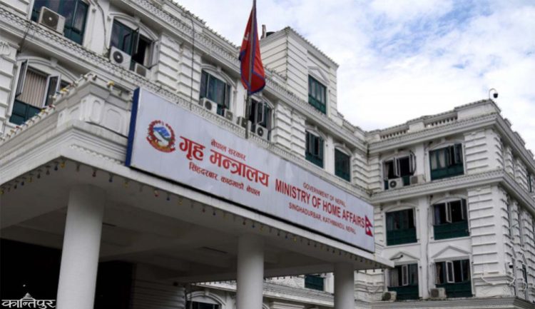 बलात्कारपछि हत्या गरिएकी बालिकाको परिवारसँग थाले गृहमन्त्रीले वार्ता