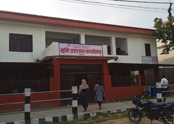 सिरहाको भूमि प्रशासन कार्यालय सर्पको ’सेल्टर’ जस्तैः शौचालय बन्द हुँदा सेवाग्राही खुल्लामै पिसाब फेर्न बाध्य, झाडी कार्यालयको दोस्रो तल्लासम्मै पुग्यो !