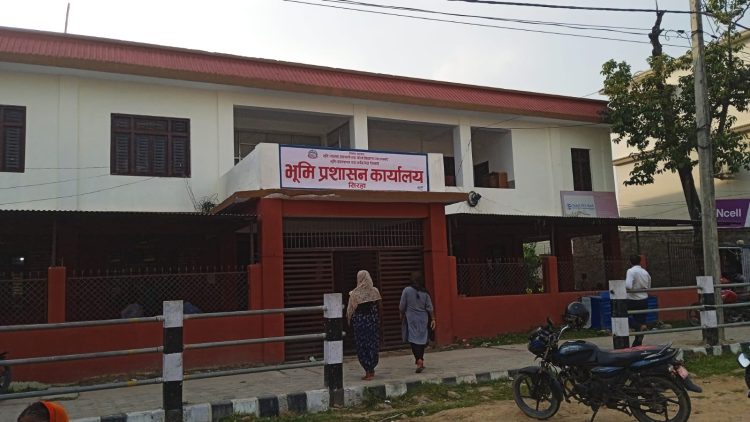 सिरहाको भूमि प्रशासन कार्यालय सर्पको ’सेल्टर’ जस्तैः शौचालय बन्द हुँदा सेवाग्राही खुल्लामै पिसाब फेर्न बाध्य, झाडी कार्यालयको दोस्रो तल्लासम्मै पुग्यो !