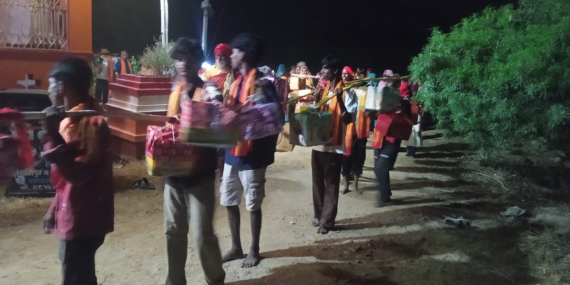 कल्याणपुरको रामजानकी मन्दिरबाट नयाँ टोलस्थित जानकी मन्दिरमा भित्रियो कोजगराको भव्य ‘भार’ (कोसेली/पाहुर)