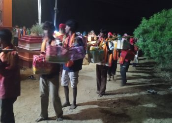 कल्याणपुरको रामजानकी मन्दिरबाट नयाँ टोलस्थित जानकी मन्दिरमा भित्रियो कोजगराको भव्य ‘भार’ (कोसेली/पाहुर)
